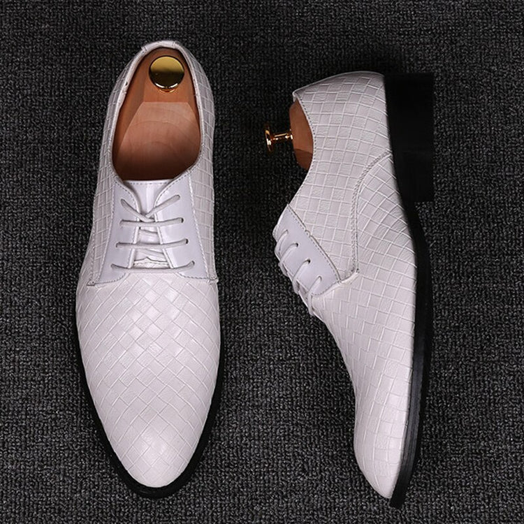 "Détail lacets chaussures habillées homme - finitions soignées"