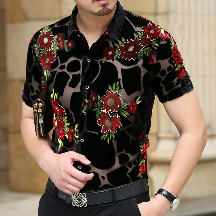 "Mannequin portant chemise transparente homme manches courtes - look élégant"
