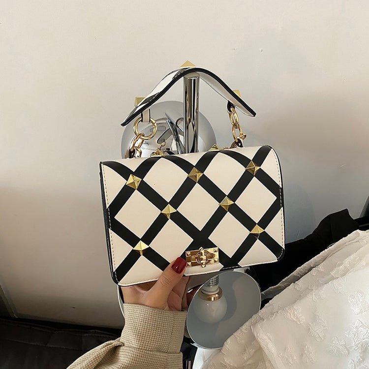 "Sac à main bicolore rivets style Chanel - détail des rivets"