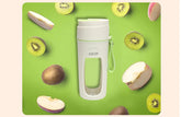 "Blender portable en utilisation - mixage smoothie nomade"