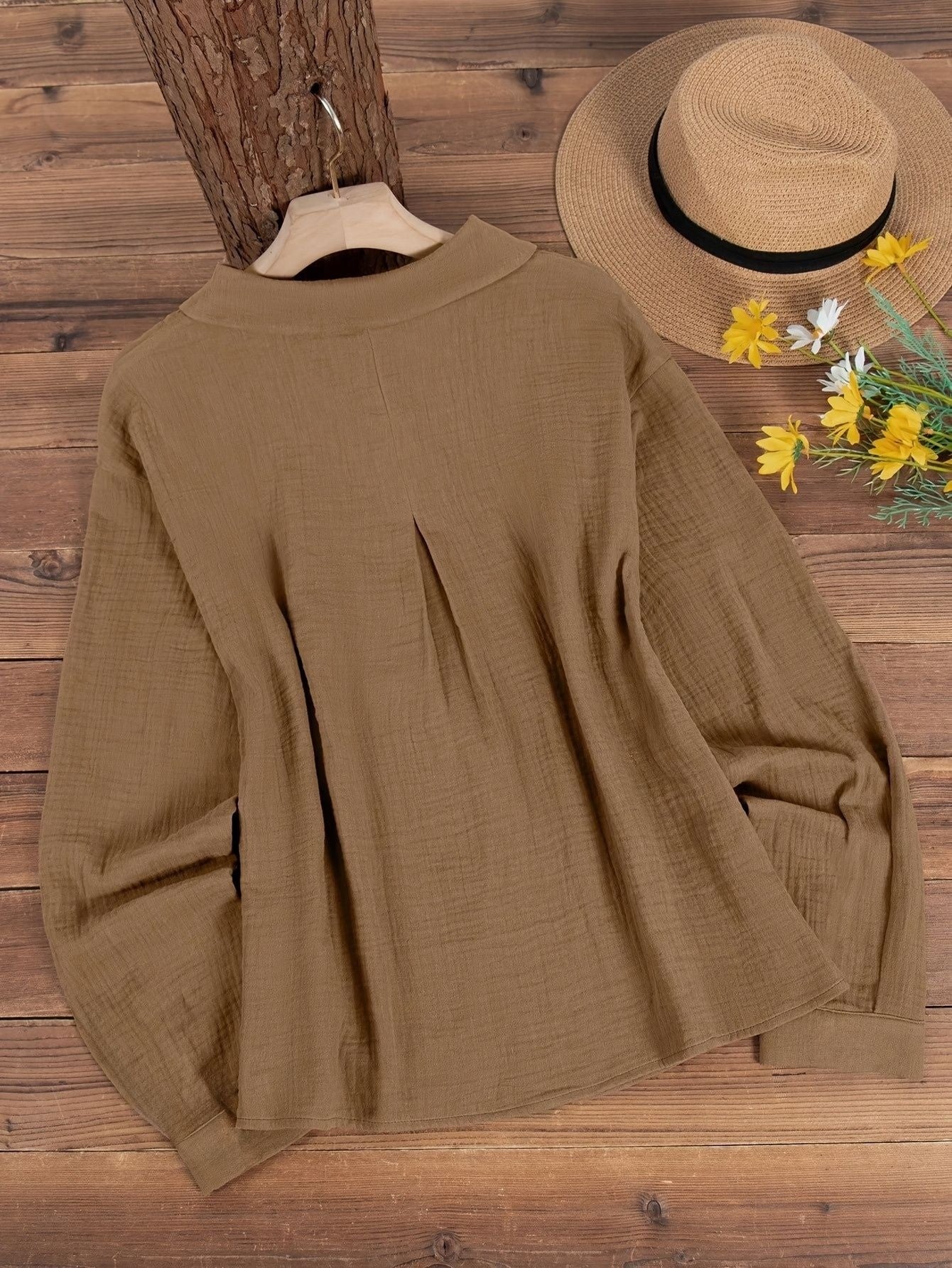 "Chemise femme casual - détail du tissu et des finitions"