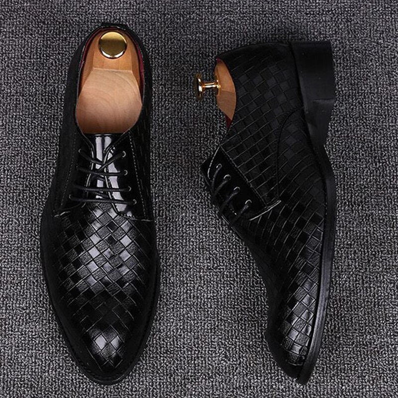 "Vue latérale chaussures formelles homme cuir - profil élégant"