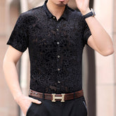 "Vue de face chemise homme transparente col pointu - style soirée moderne"